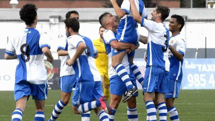 Álvaro Pozo celebra un gol con el Tuilla en su anterior etapa en el club.