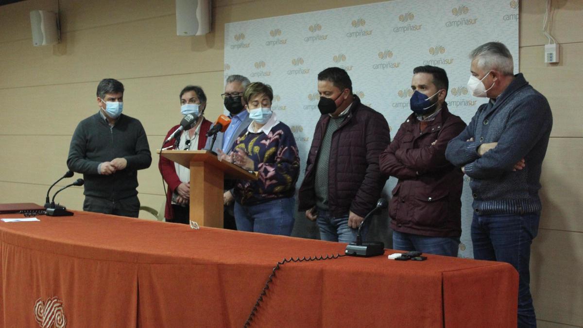 Los alcaldes, durante la lectura del manifiesto por la sanidad pública.