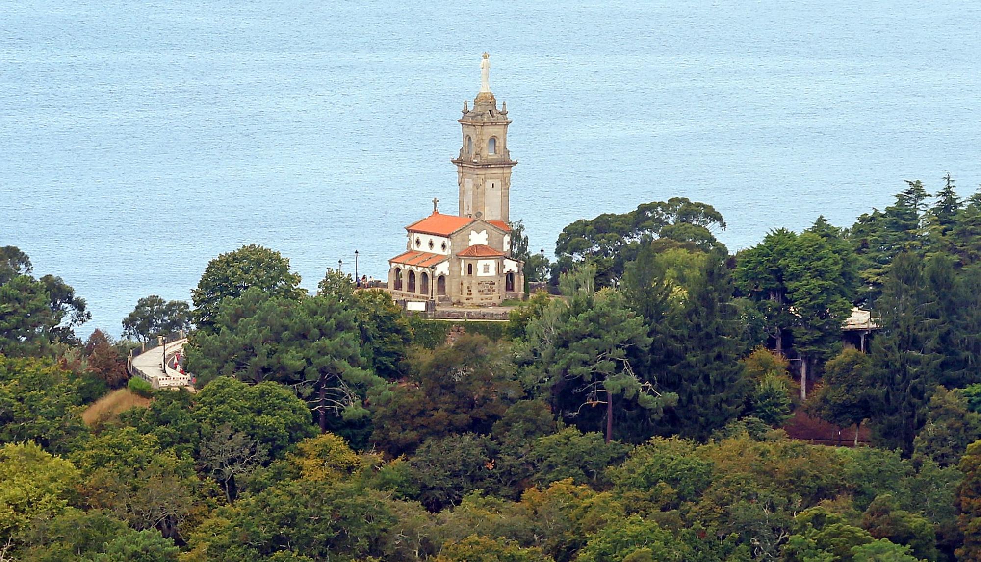 Monte de A Guía con su ermita, en Vigo