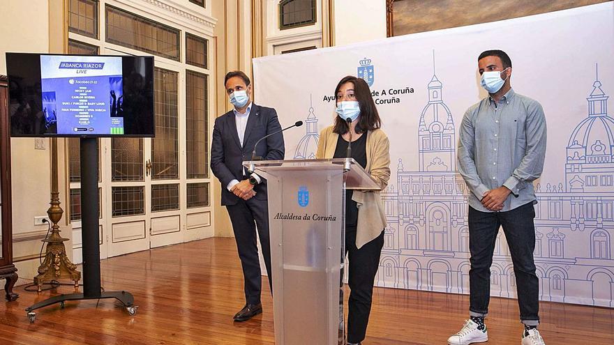 El director territorial de A Coruña de Abanca, Gerardo Fuerte; la alcaldesa Inés Rey y el promotor José Patiño, de Producións Sostibles, ayer en la presentación del Riazor Live. |  // L. O.