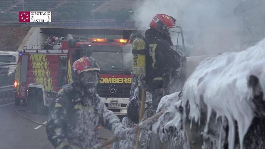 Bomberos extinguen el incendio de un camión el A-7