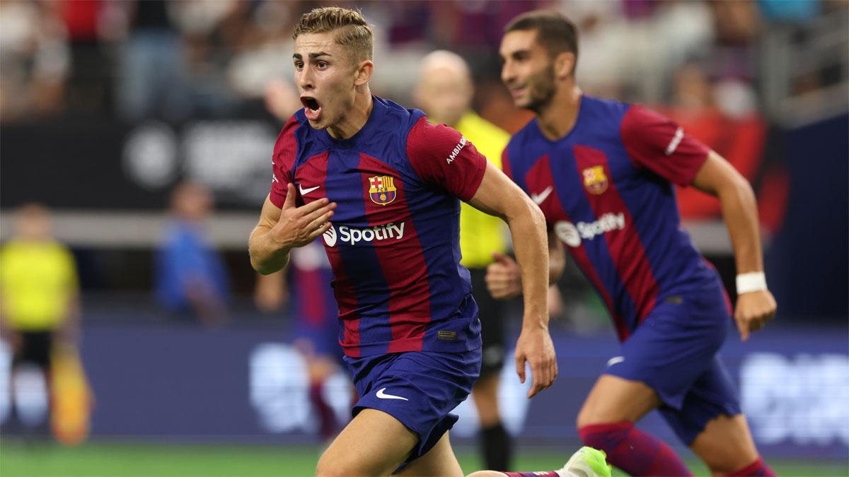 Fermín corre para festejar junto a Ferran Torres el gol que le dio a conocer futbolísticamente