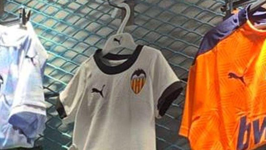 Una tienda de Carcaixent desvela las nuevas camisetas del Valencia CF