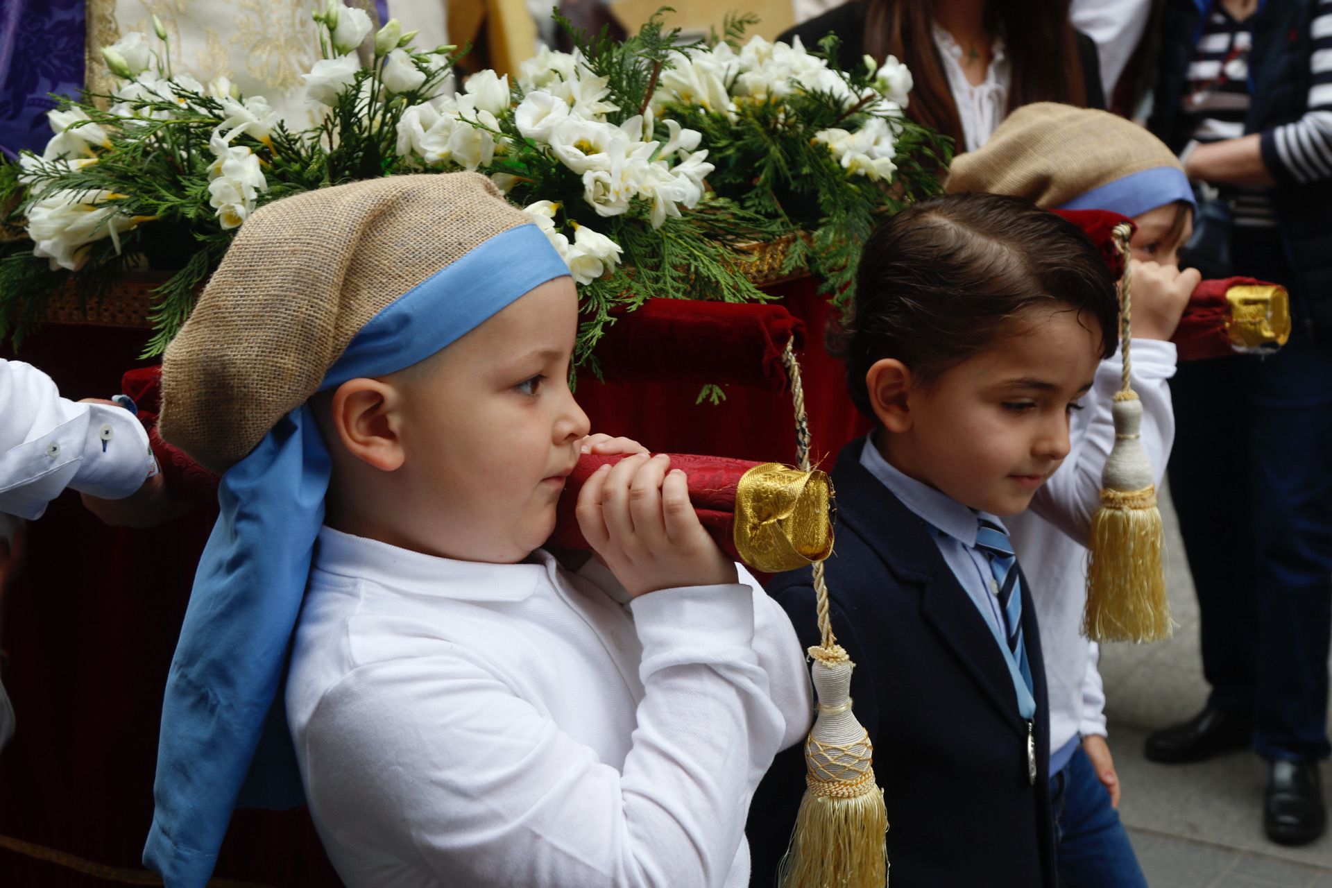 Pequeños del colegio de la Milagrosa durante su procesión por las calles del centro de la ciudad