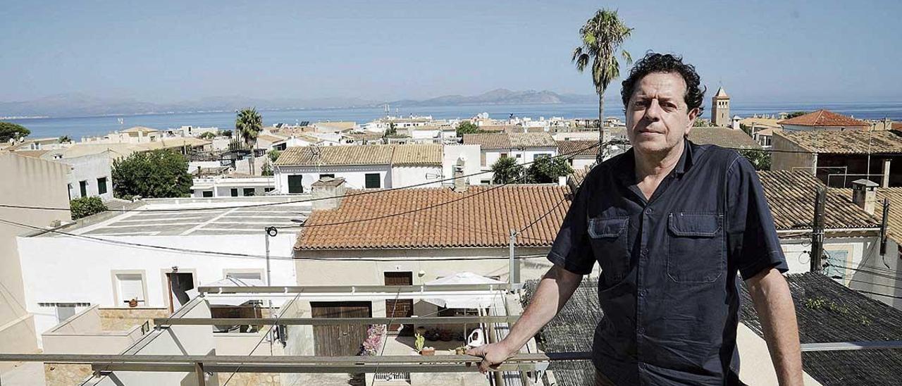 El arquitecto Juan Herreros posa para DIARIO de MALLORCA en la terraza de su casa de la Colònia de Sant Pere.