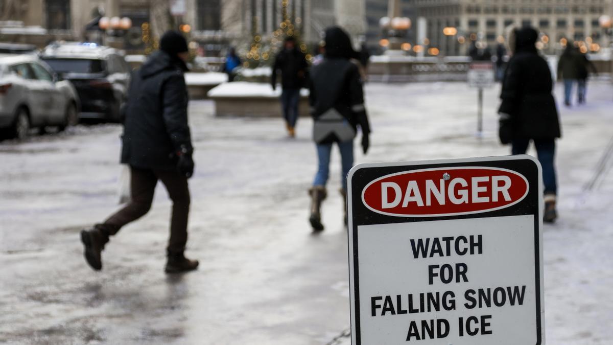 Un cartell que adverteix de gel als principals carrers de Chicago