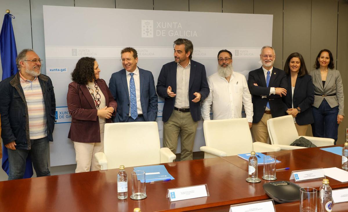 Diego Calvo (centro), antes de la reunión con representantes del sector turístico de Santiago.