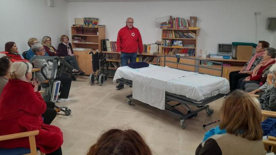 Momento del taller impartido por Cruz Roja en Codo.  | SERVICIO ESPECIAL
