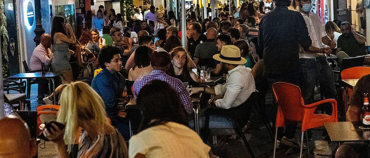 Cafeterías de la calle Castaños de Alicante tras el fin del estado de alarma decretado por el covid. | HÉCTOR FUENTES