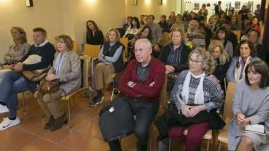 Gandia Adolfo Domínguez llena la biblioteca en la presentación de su primera y última novela