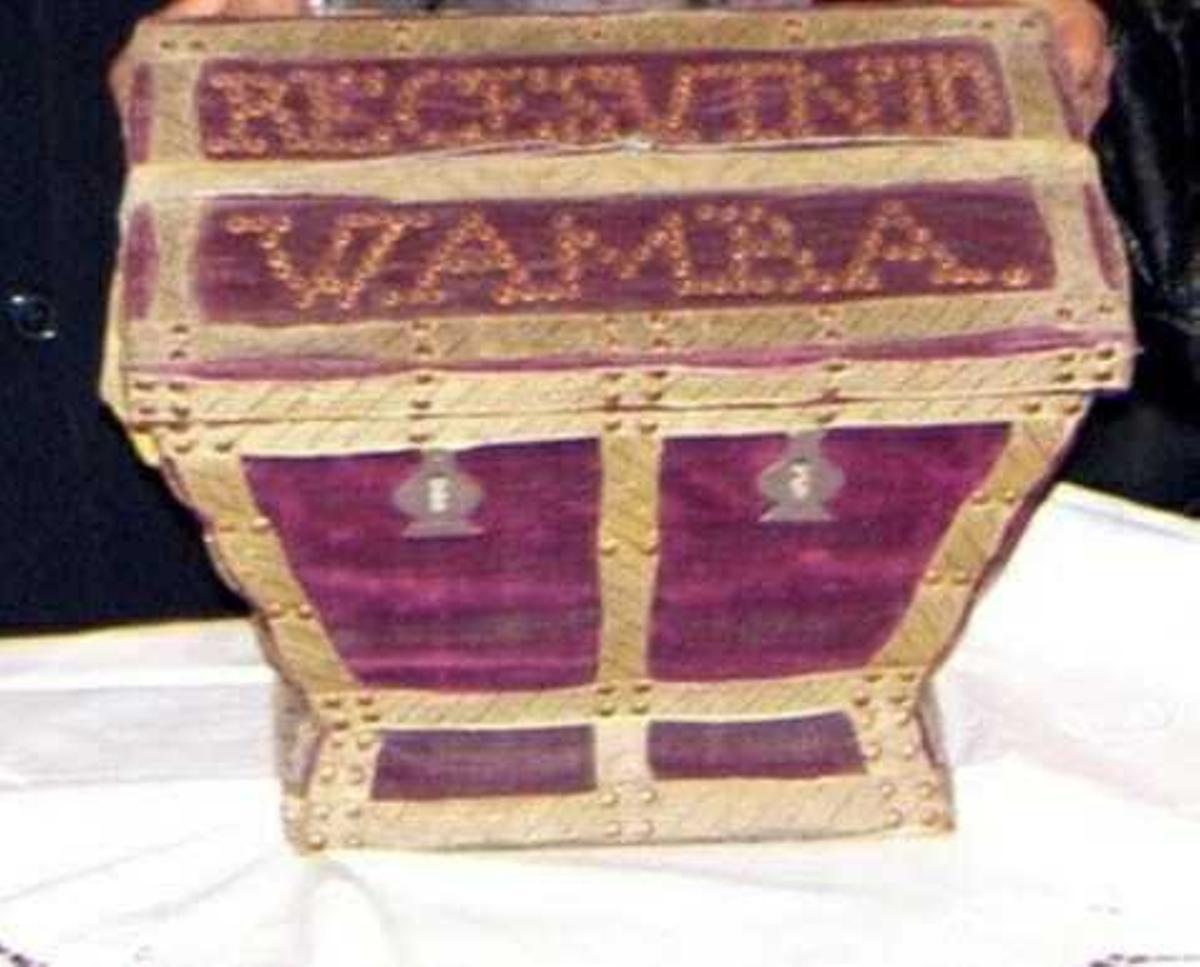 Arqueta, de madera de pino forrada con terciopelo y tachuelas de 30 por 40 centímetros, donde se encuentran los restos de los reyes