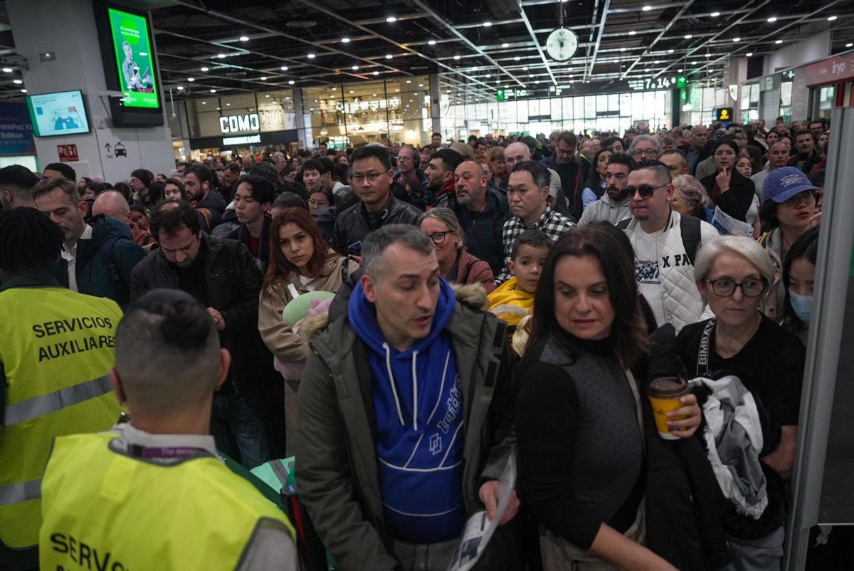 Caos y aglomeraciones en la estación de Sants