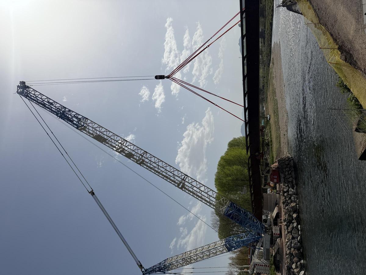 Finaliza el montaje de la estructura metálica del puente de Arriondas