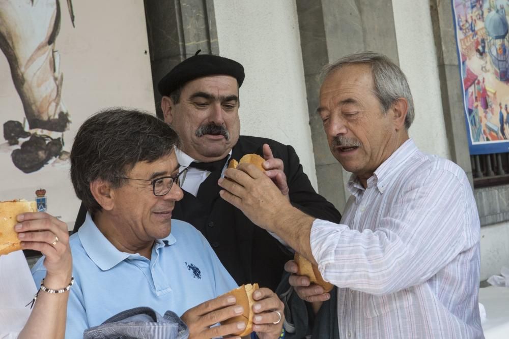 Alcalde y concejales del Ayuntamiento de Oviedo celebran el día del bollo