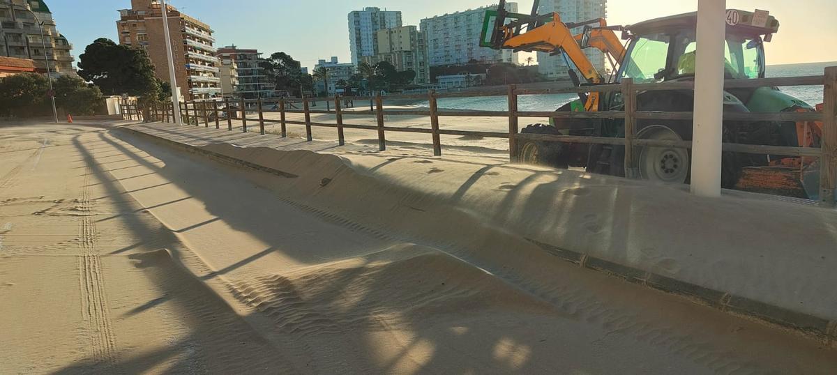 Una pala trabajaba este viernes en la retirada de arena que había cubierto la carretera del Faro.