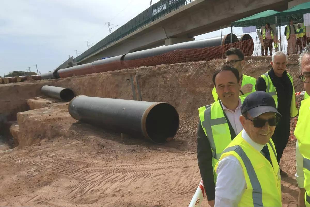 Visita a la obras junto a la hincha realizada en paralelo a la plataforma del AVE en Novelda. Las tuberías son de 140 centímetros de diámetro