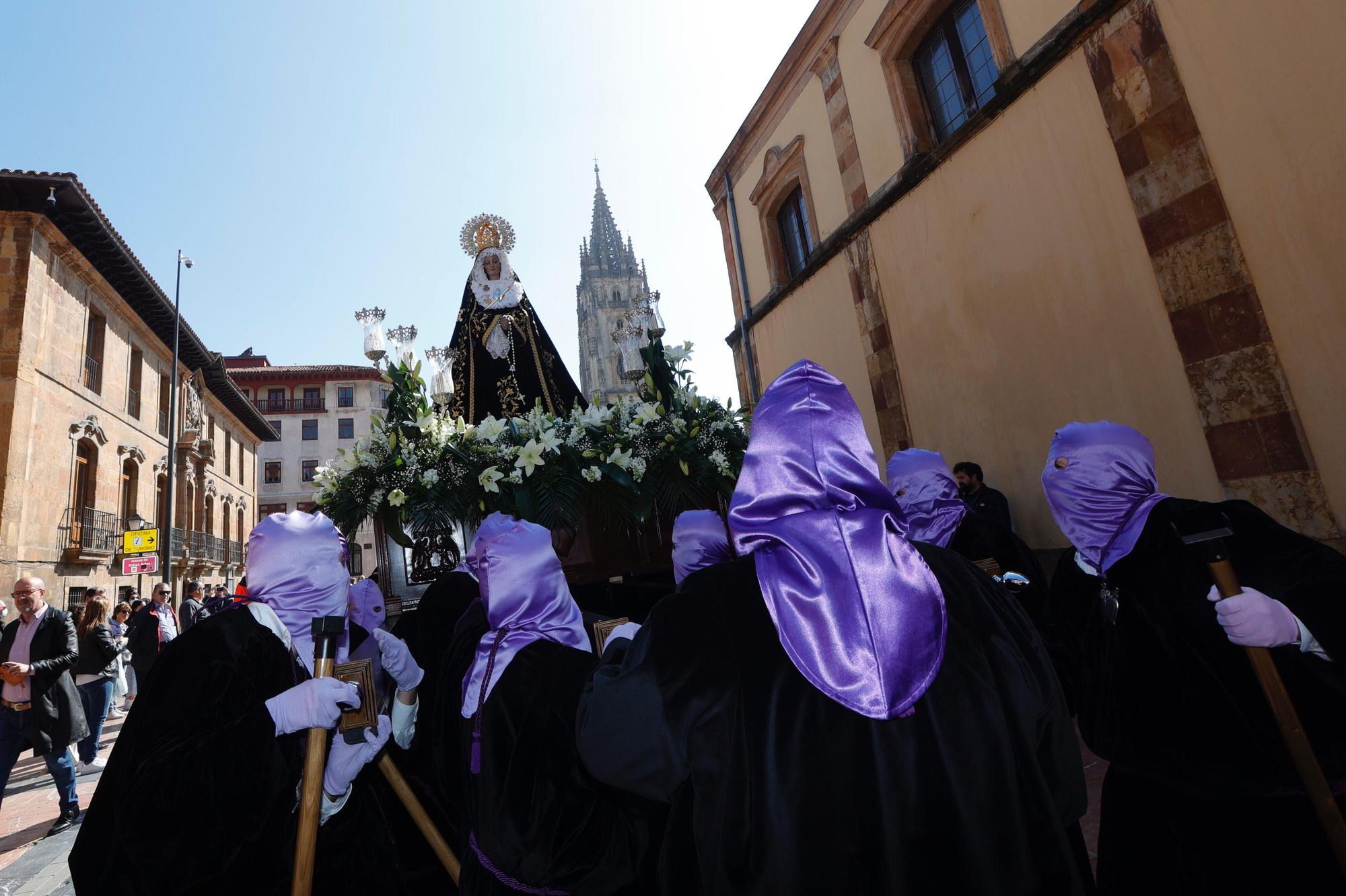 EN IMÁGENES: Así fue la procesión de la Soledad en la Semana Santa de Oviedo