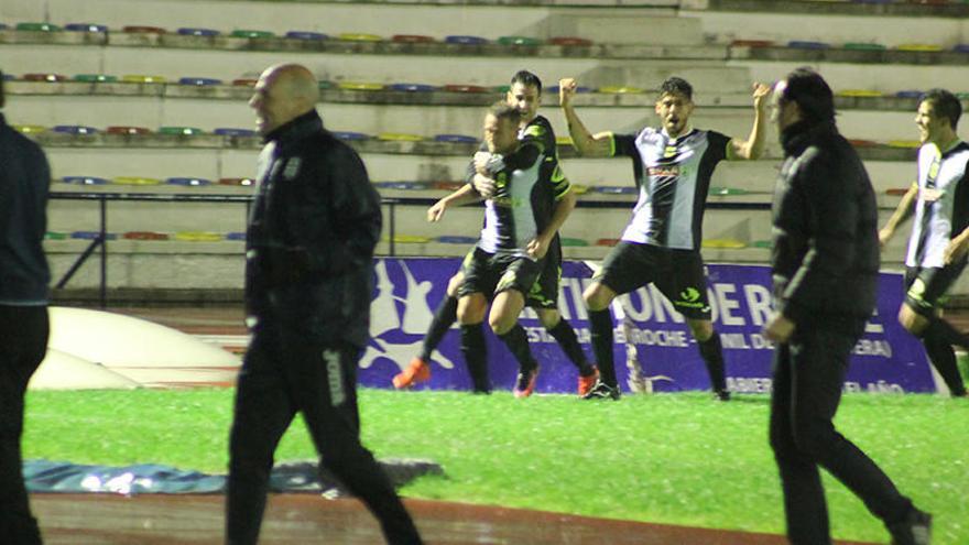 Los jugadores del Cartagena celebran el gol de Aketxe, que suponía casi de forma definitiva  el triunfo en San Fernando