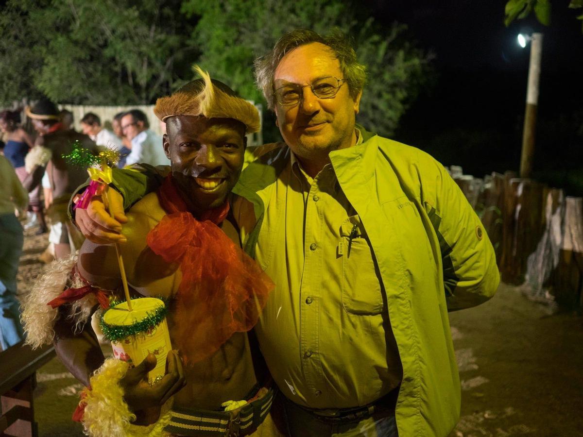 Mariano López posa junto a uno de los músicos del espectáculo de la Boma