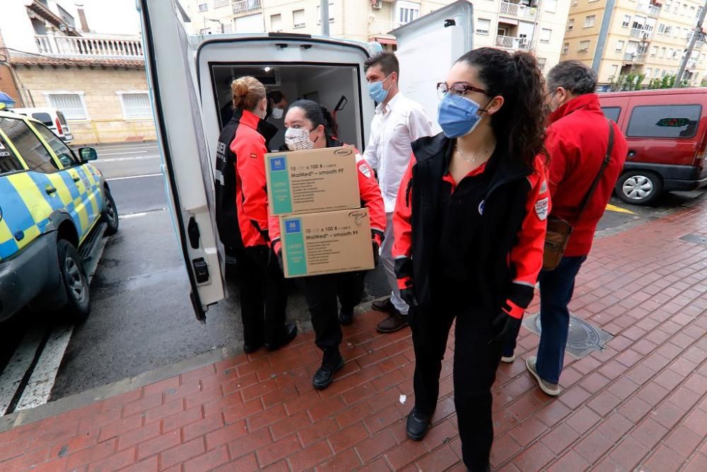 Reparto de mascarillas en Barriomar