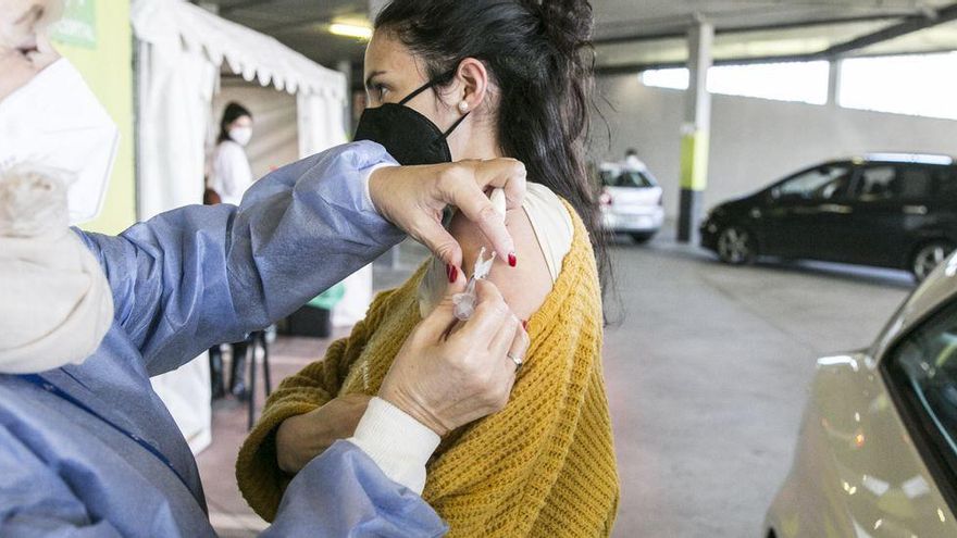 Vacunación de profesores en el HUCA