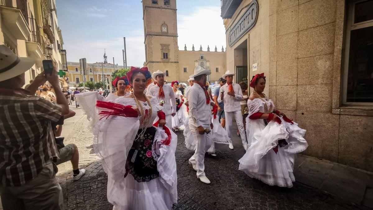 Cinco grupos del Festival Folklórico Internacional desfilaron ayer por las calles del centro de Badajoz
