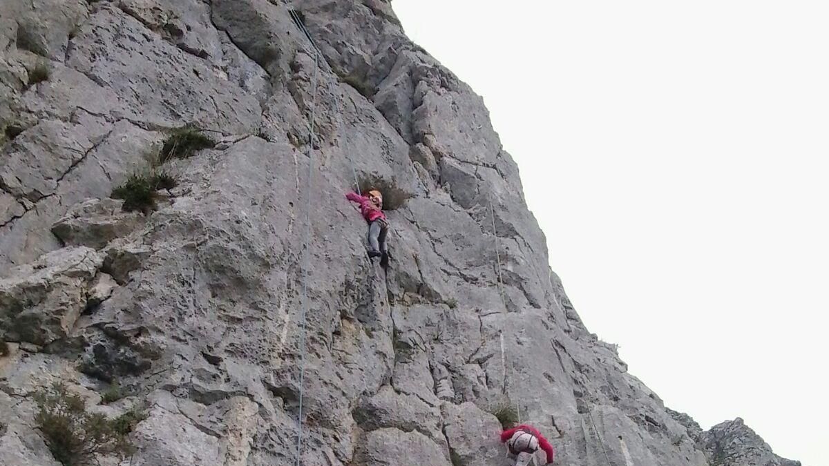 Escaladores realizando prácticas en Teverga.