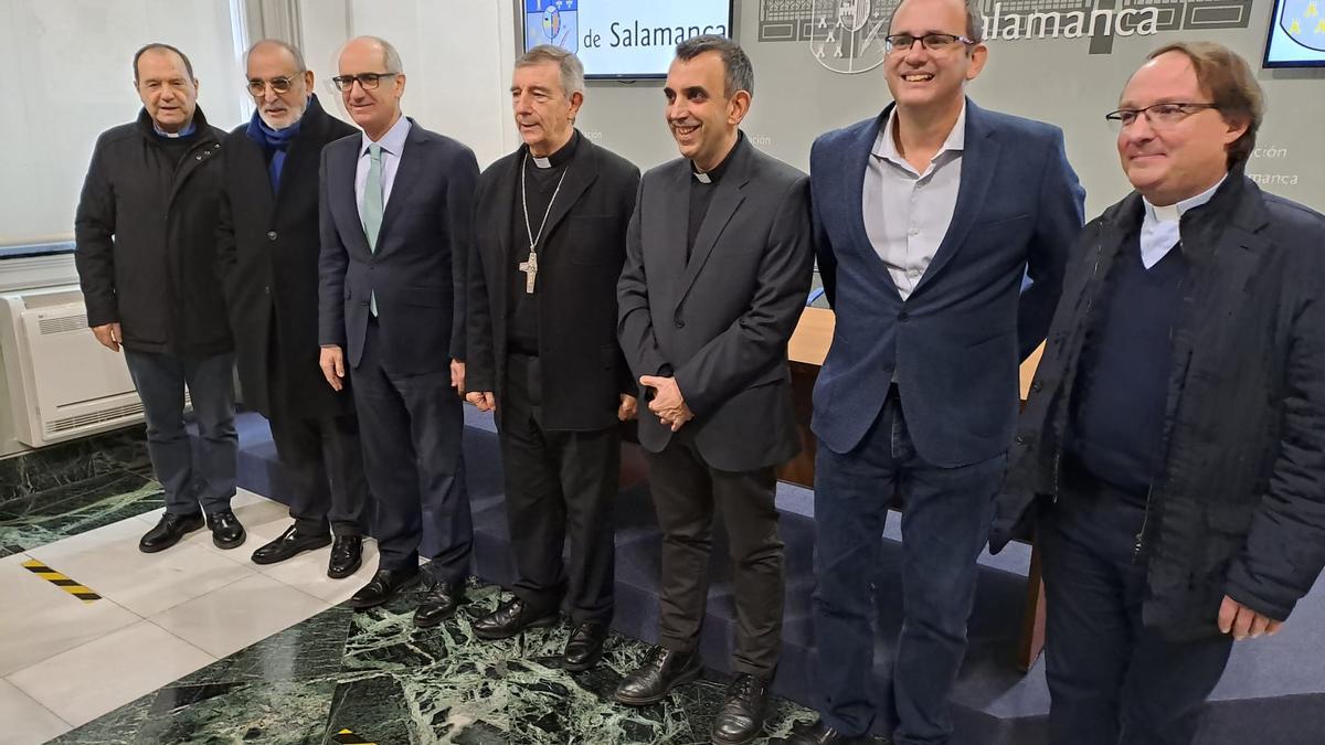 Asistentes a la firma del convenio del Obispado de Plasencia con la diputación de Salamanca.