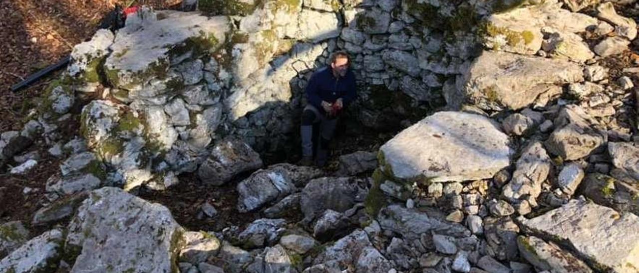 José Enrique Santos, uno de &quot;Los Bribones&quot;, en el interior de una llobera.