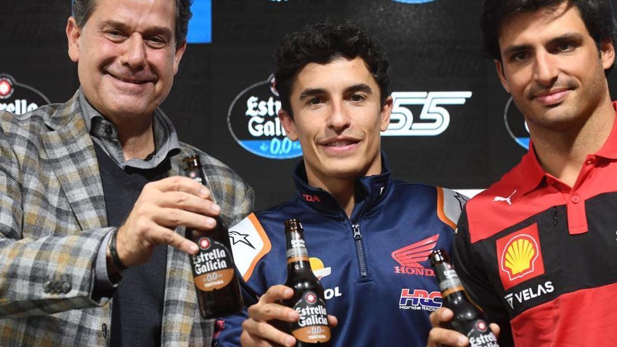 Marc Márquez y Carlos Sainz, con el CEO de Hijos de Rivera, Ignacio RIvera, en el museo Mega.