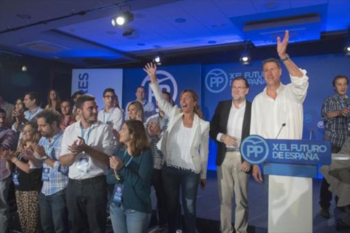 Mariano Rajoy, entre Alicia Sánchez-Camacho i Xavier García Albiol, ahir, en la clausura de l’escola d’estiu del PP, a Lloret de Mar.