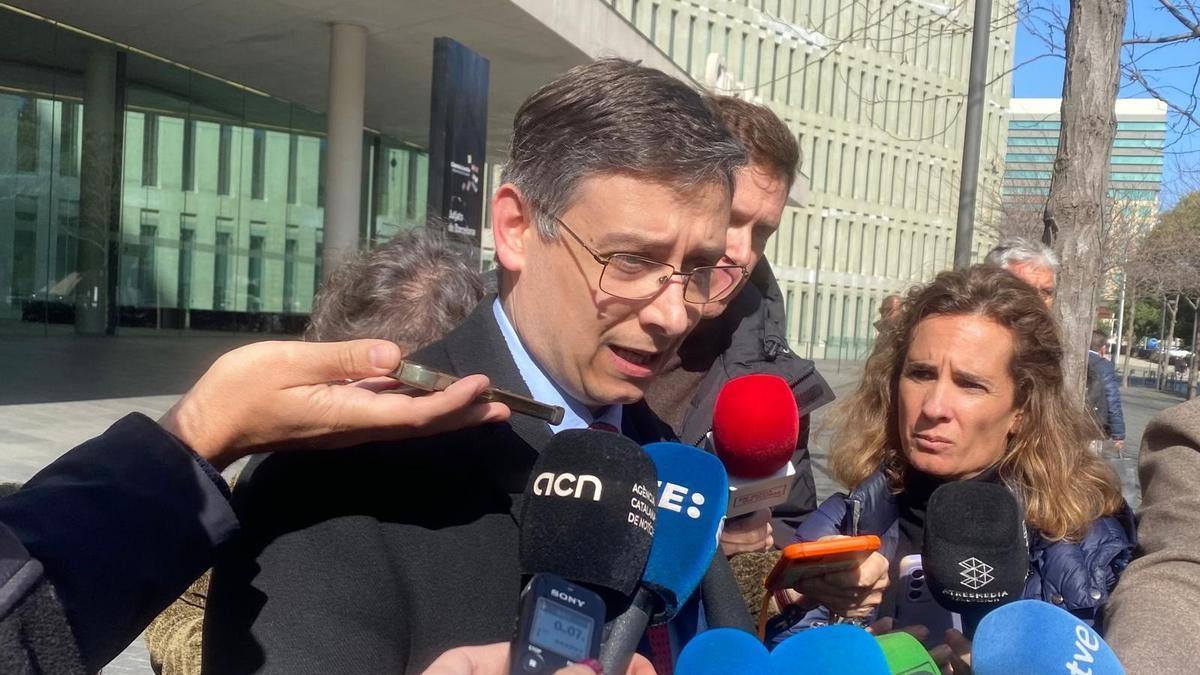 El abogado de la fundación ultracatólica Abogados Cristianos, a su salida del juzgado tras el primer juicio por un caso de muerte digna en España.