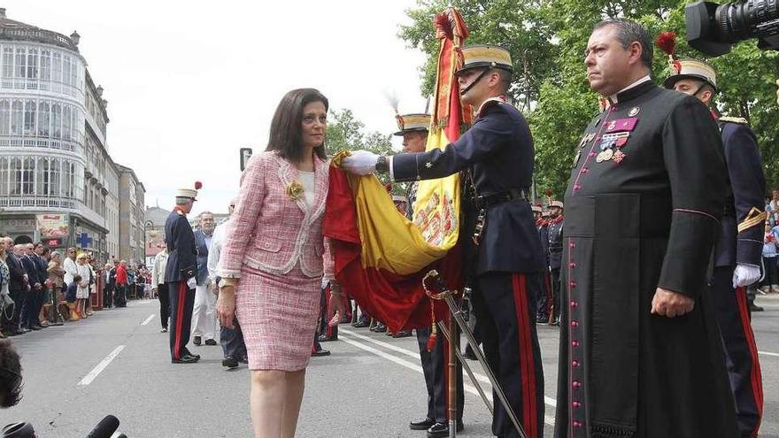 Una de las personas que juraron la bandera de España durante la parada militar celebrada en la calle Progreso de Ourense. // Iñaki Osorio