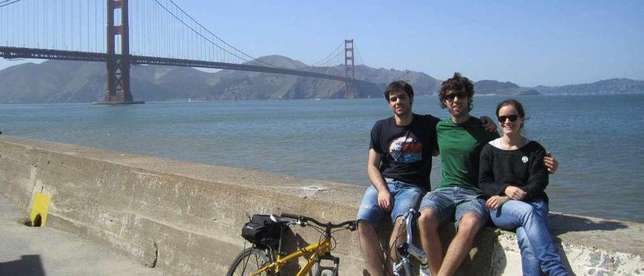 Óscar Pardo (centro) posa con unos amigos con el puente de San Francisco a sus espaldas. // Fdv