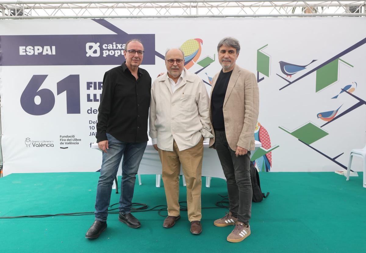 La Fira del Llibre desafía al mal tiempo y celebra un sábado de máxima afluencia La Fira del Llibre desafía al mal tiempo y celebra un sábado de máxima afluencia