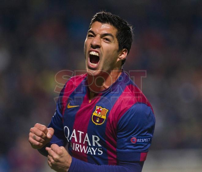 Luis Suárez marcó su primer gol oficial con el FC Barcelona el 25 de noviembre de 2014 ante el APOEL en partido de UEFA Champions League.