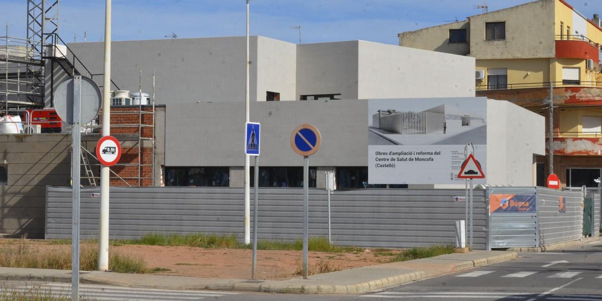 En la actualidad, se acometen las obras de ampliación y mejora del centro de salud de Moncofa.