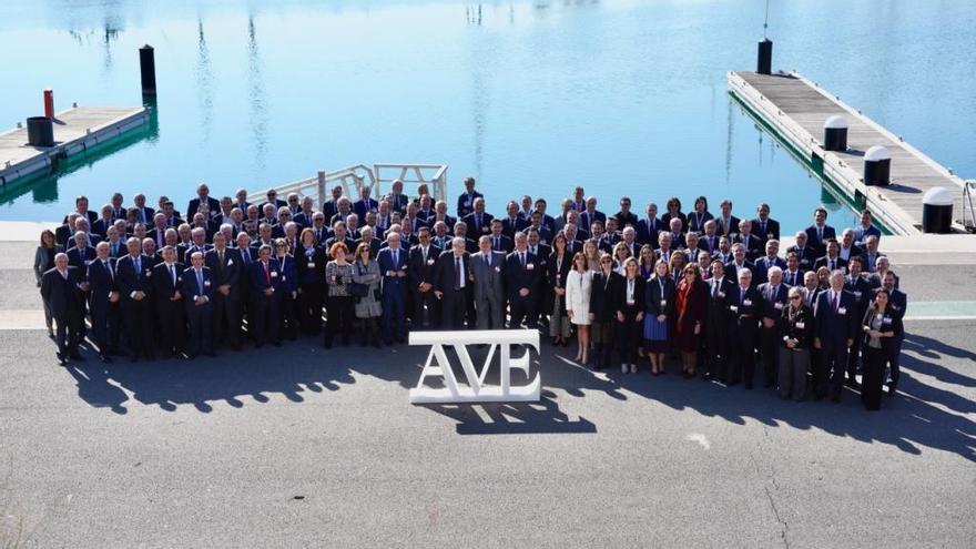 Los socios de AVE, ayer, en la Marina de Empresas de València.