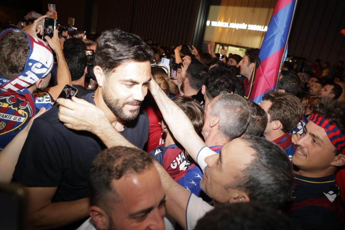 El Levante UD llega a València tras conseguir el ascenso en Burgos