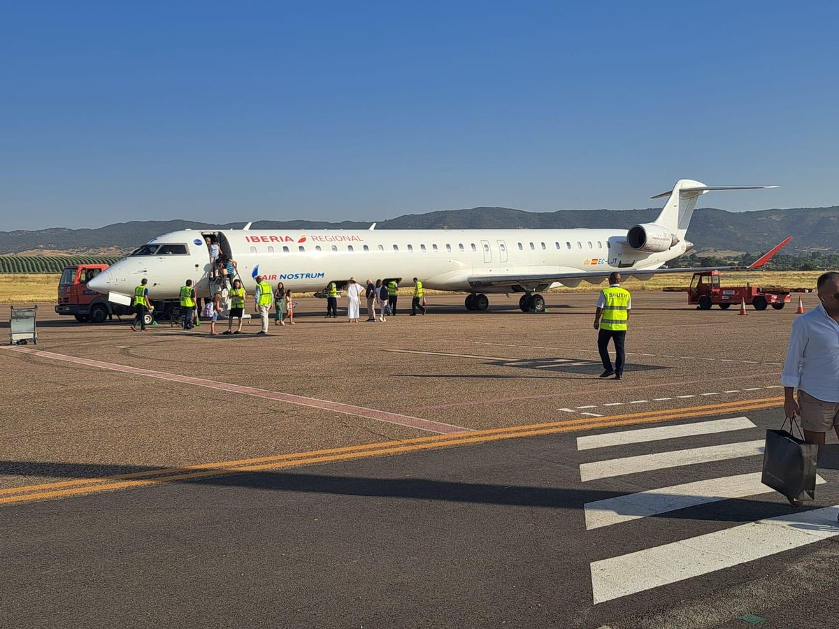 El avión de Air Nostrum, tras aterrizar en Córdoba.