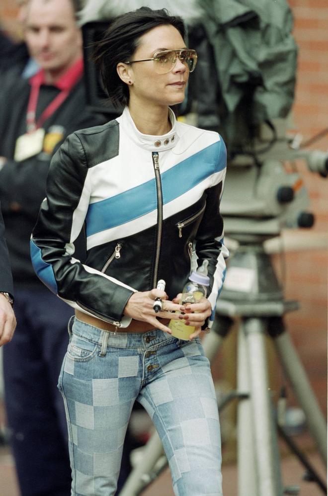 Victoria Beckham con chaqueta motera en 2001