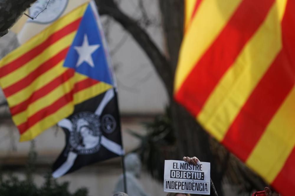 Protestes i tensió a l'exterior del Parlament de Catalunya