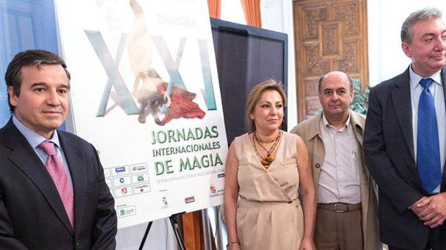 José Ramon Alonso, Rosa Valdeón, Feliciano Ferrero y Paulino Gil, en la presentación de las XXI Jornadas Internacionales de Magia de Zamora.