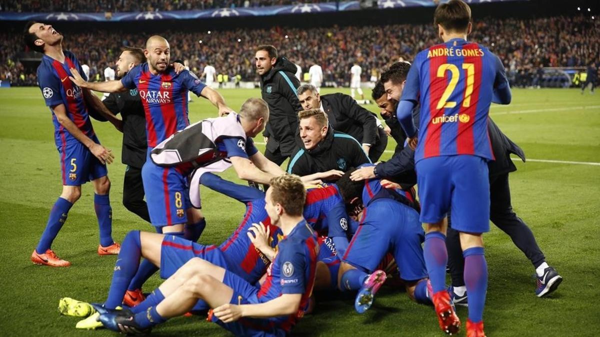 Los jugadores del Barça festejan el gol de Sergi Roberto al París SG en el Camp Nou.