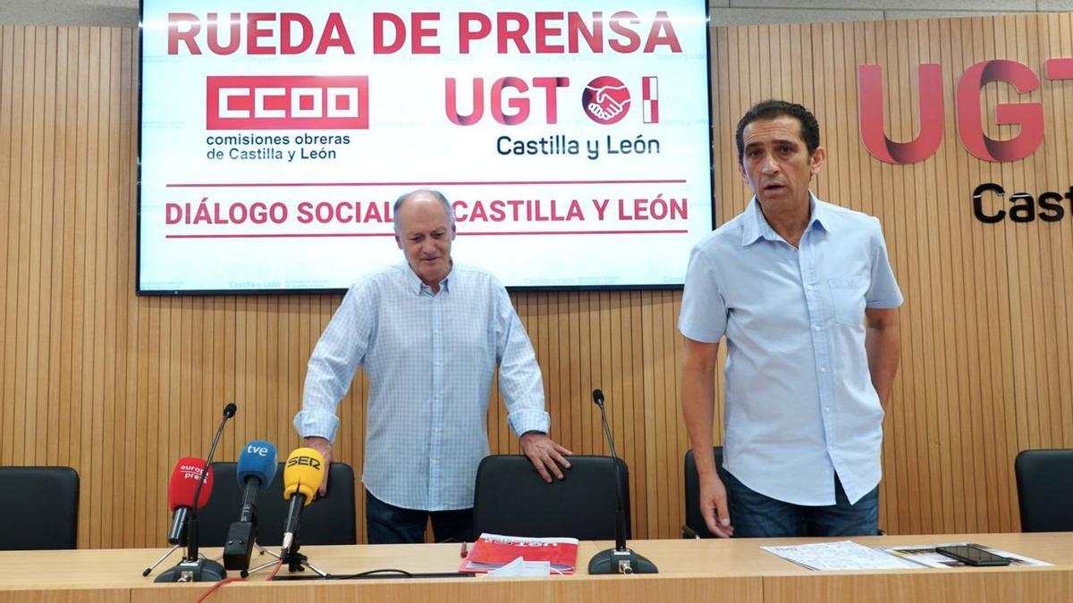 Los secretarios generales de CC OO y UGT en Castilla y León, Vicente Andrés y Faustino Temprano, instantes antes de su rueda de prensa para informar sobre la situación del Diálogo Social. | Miriam Chacón  - Ical