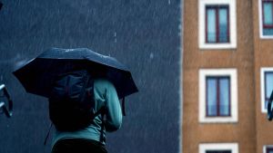 Madrid 19-10-2023 Fuertes lluvias esta tarde en el centro de Madrid , en la imagen entrada al metro Opera. IMAGEN DAVID CASTRO