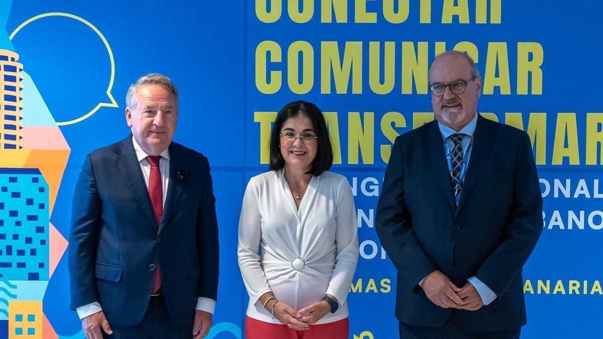 La alcaldesa Carolina Darias junto al presidente de Atuc, Miguel Ruiz, y el director general de Guaguas Municipales, Miguel Ángel Rodríguez, durante la inauguración del 32º Congreso Nacional de Transporte Urbano y Metropolitano en el Auditorio Alfredo Kraus.