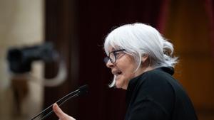 La presidenta de la CUP en el Parlament, Dolors Sabater, interviene ante el pleno.