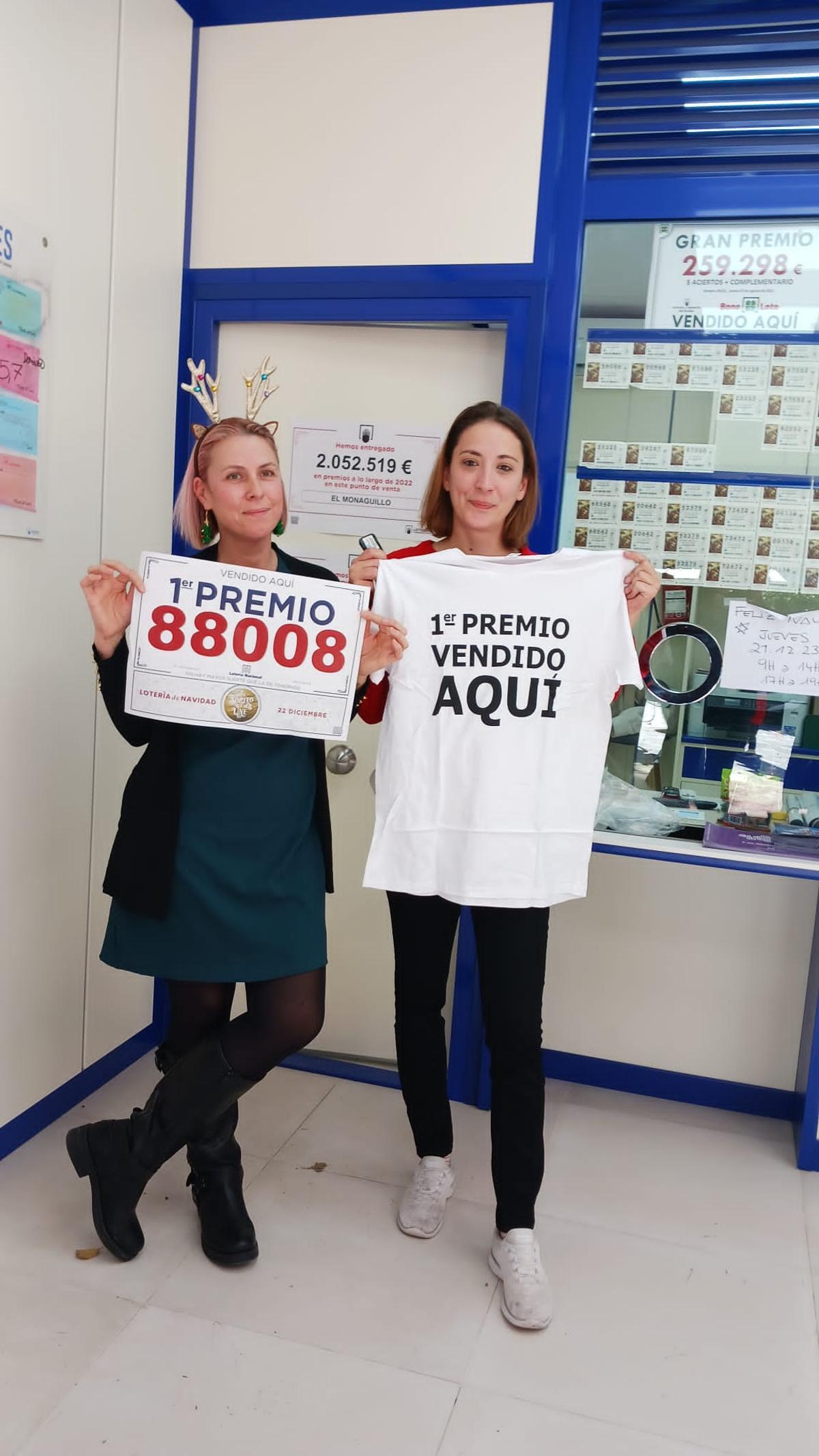 Las propietarias de la administración de Peguera celebran el Gordo de Navidad