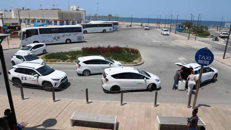 Autobuses y taxis en el puerto de la Savina.